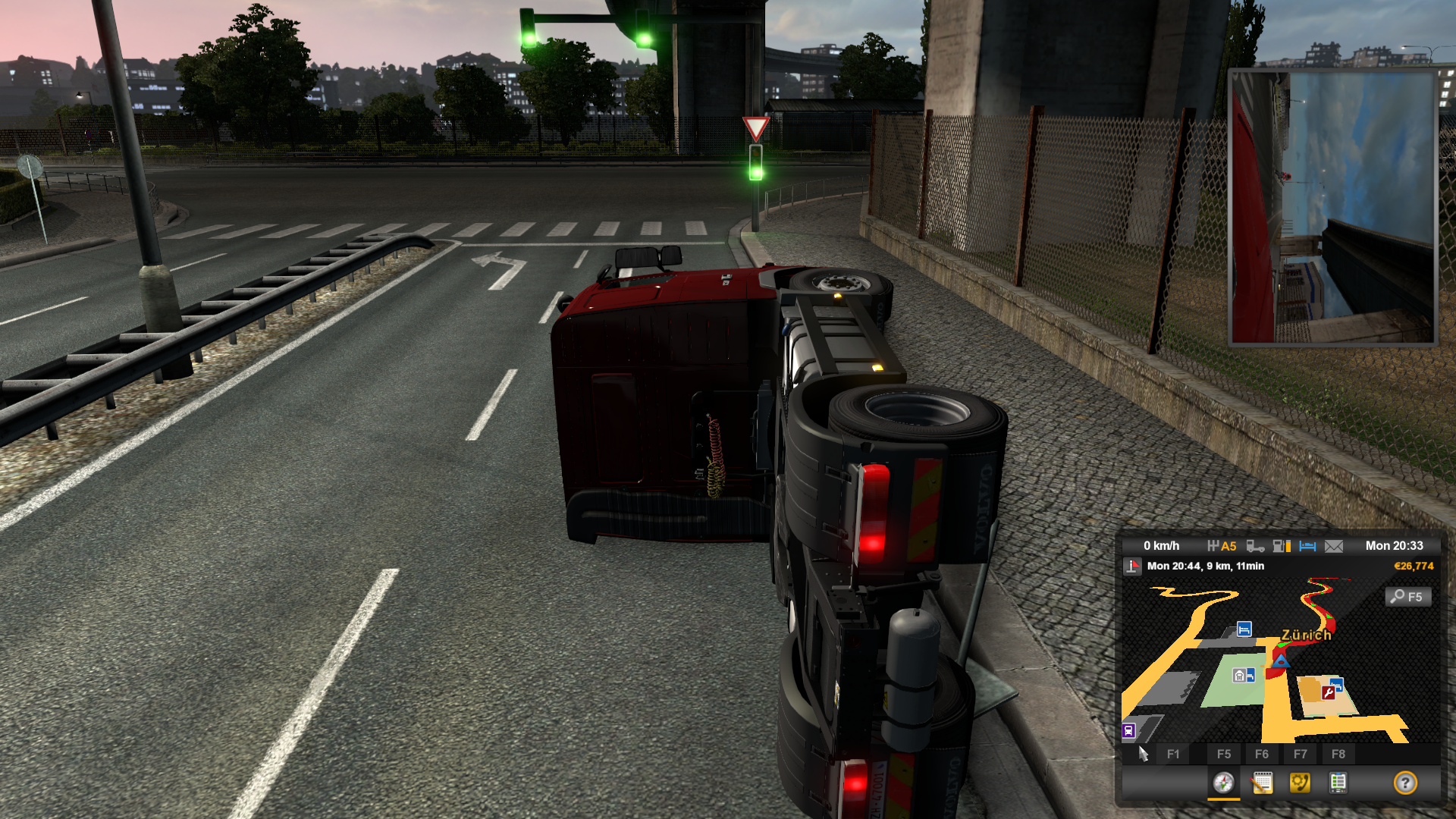 screenshot do jogo euro truck simulator mostrando caminhão tombado na rua.